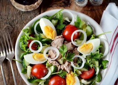 Салат с тунцом и яйцом и кукурузой – рецепт