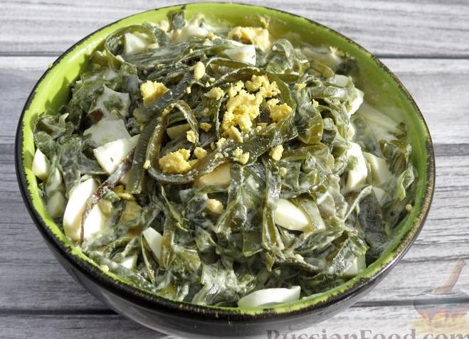 Как вкусно приготовить салат из морской капусты с яйцом