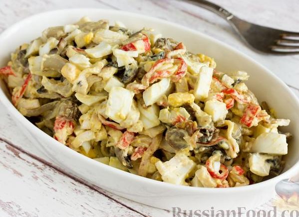 Салат с жареными шампиньонами и крабовыми палочками – рецепты