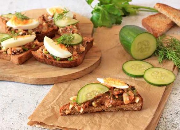 Бутерброды с килькой в томатном соусе – рецепты