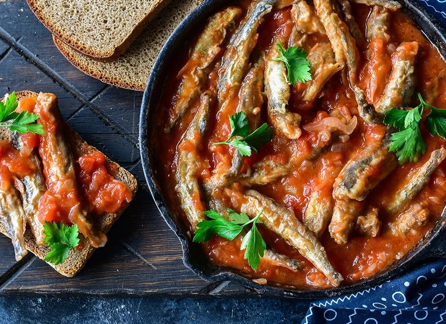 Как готовить кильку в томатном соусе в домашних условиях